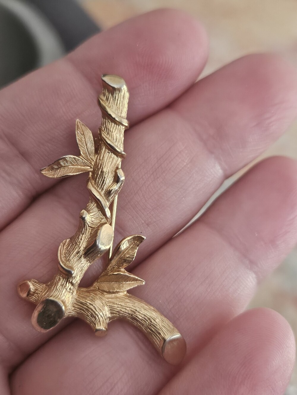 Vintage Sarah Coventry Bamboo Initial L Brooch Gold Tone Leaf Pin Jewelry